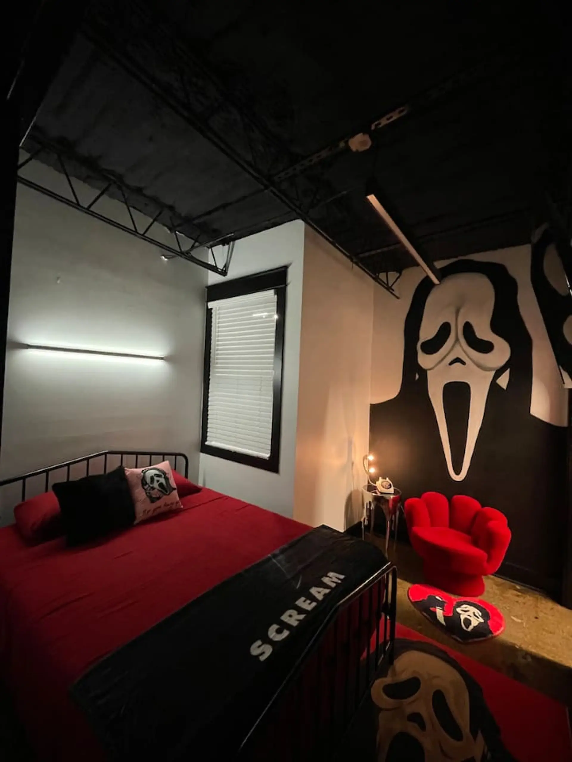 Scream themed bedroom with Ghostface mural, red bedding, and horror movie decor